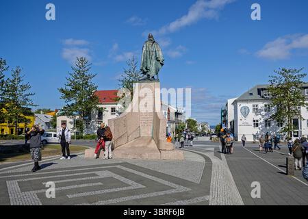 Vue arrière du monument Leif Erikson, une statue en bronze de l'explorateur islandais Leif Erikson, située en face de l'église Hallgrímskirkja à Reykjavík, Icela Banque D'Images