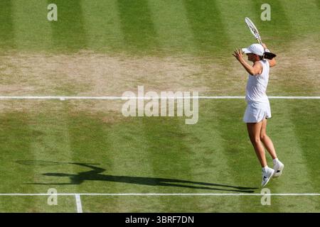 Wimbledon, Royaume-Uni. 12 juillet 2025. IgA Swiatek (POL) remporte le championnat de Ladie à Wimbledon 2025. Crédit : Corleve/Alamy Live News Banque D'Images