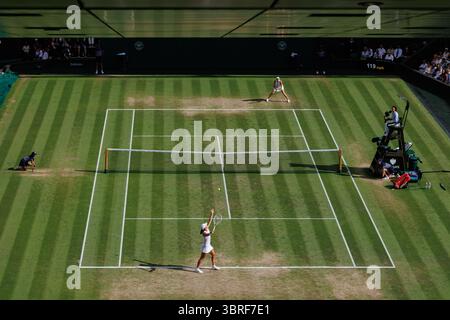 Wimbledon, Royaume-Uni. 12 juillet 2025. IgA Swiatek (POL) et Amanda Anisimova (USA) jouent dans la finale du Ladie à Wimbledon 2025. Crédit : Corleve/Alamy Live News Banque D'Images