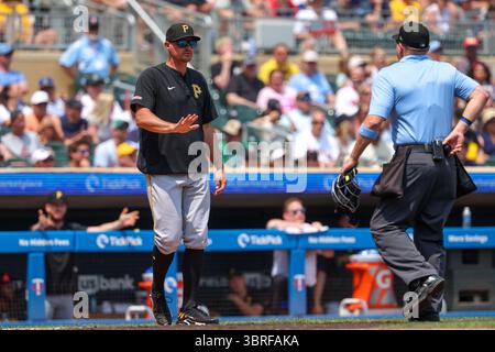 Minneapolis. 12 juillet 2025. Don Kelly (12 ans), entraîneur des Pirates de Pittsburgh, sort de la dugout pour contester un appel en deuxième manche lors d'un match de baseball entre les Pirates de Pittsburgh et les Twins du Minnesota au Target Field à Minneapolis. Steven Garcia-CSM/Alamy Live News Banque D'Images