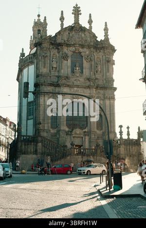 Façade baroque de l'église de Clérigos à Porto, Portugal Banque D'Images