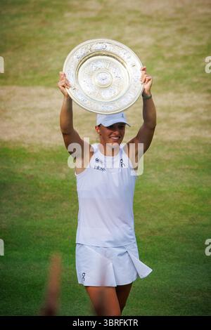 Londres, Royaume-Uni. 12 juillet 2025. IgA Swiatek (POL) lors de la finale des femmes contre Amanda Anisimova (USA) au Championnat de Wimbledon au All England Lawn Tennis & Croquet Club, Londres le samedi 12 juillet 2025. Photo de Patrick Hamilton/Sipa USA) crédit : Sipa USA/Alamy Live News Banque D'Images