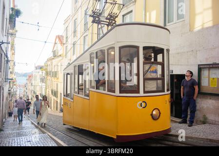 Funiculaire de Bica (portugais : ascensor da Bica), ou l'Elevador da Bica Banque D'Images