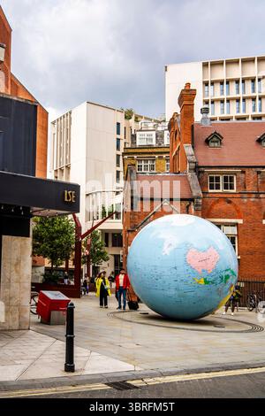 Grande sculpture globe « le monde tourné à l'envers » par Mark Wallinger sur Sheffield Street, symbolisant l'unité mondiale, Londres, Angleterre Banque D'Images