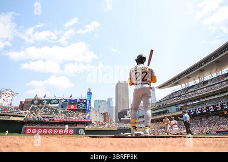 Minneapolis. 12 juillet 2025. Andrew McCutchen (22 ans), le joueur de terrain des Pirates de Pittsburgh, regarde depuis le cercle sur le pont lors d'un match de baseball entre les Pirates de Pittsburgh et les Twins du Minnesota au Target Field à Minneapolis. Steven Garcia-CSM/Alamy Live News Banque D'Images