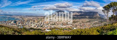 Vue aérienne signal Hill panorama, vu de Lion's Head, ville du Cap, dans la péninsule du Cap, Afrique du Sud, point de vue au-dessus de la route Banque D'Images