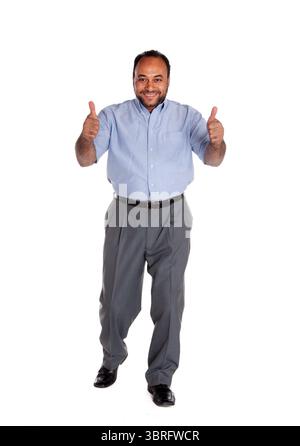 Homme arabe égyptien célibataire avec un visage heureux levé les pouces OK, isolé sur blanc Banque D'Images