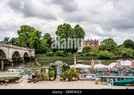 Vue panoramique de Richmond Riverside avec des bateaux amarrés le long de la Tamise, une destination de voyage paisible juste au sud de Londres, Richmond upon Thames, Angleterre Banque D'Images
