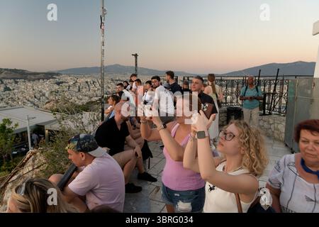 Touristes regardant le coucher du soleil depuis la colline de Lycabette à Athènes, Grèce – mai 2025 Banque D'Images
