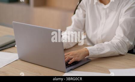 Concentré concentré concentré asiatique coréenne femme d'affaires professionnelle chef de PDG patron japonaise femme d'affaires chinoise fille de bureau travaillant en ligne Banque D'Images