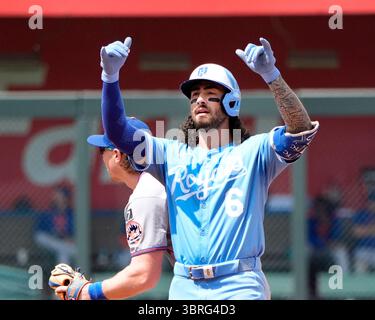 11 juillet 2025 : Kansas City Royals désigné frappeur Jonathan India (6 ans) célèbre une avance en double contre les mets au Kauffman Stadium Kansas City, Missouri. Jon Robichaud/CSM. Banque D'Images