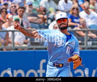 12 juillet 2025 : Maikel Garcia (11 ans), troisième base des Royals des Kansas City, se lance sur le terrain intérieur pour la sortie contre les mets au Kauffman Stadium de Kansas City, Missouri. Jon Robichaud/CSM. Banque D'Images
