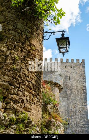 Détail du château médiéval portugais de Óbidos mur et tour, ville de Óbidos, district de Leiria, Portugal Banque D'Images