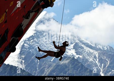 Charmonix, France. 12 juillet 2025. Luo Zhilu, de Chine, réagit lors de la qualification de leader féminin de l'escalade sportive à la Coupe du monde d'escalade IFSC 2025 Speed-Lead à Charmonix, France, le 12 juillet 2025. Crédit : Gao Jing/Xinhua/Alamy Live News Banque D'Images