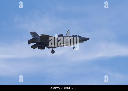 Le F-35B du corps des Marines DES ÉTATS-UNIS est illustré planant avec la porte du ventilateur de levage ouverte. Mather AFB, Sacramento, Californie, États-Unis, 23 mars, 2025. Banque D'Images