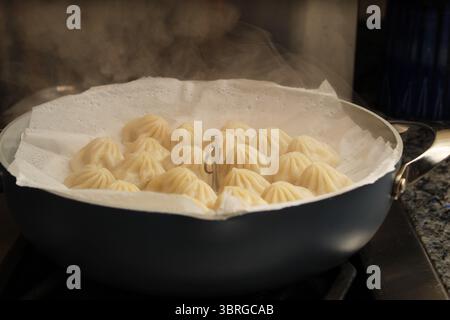 Cuisson à la vapeur de boulettes chaudes cuites à la maison Banque D'Images