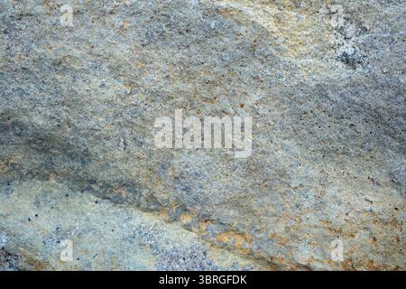 Vue rapprochée d'une pierre robuste montrant des textures et des couleurs complexes. Banque D'Images