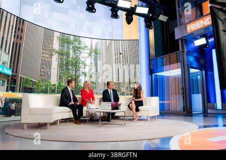 Kristi Noem, secrétaire du Département de la sécurité intérieure (DHS), rejoint Fox News talk-show Fox & Friends à New York, New York, le 10 juillet 2025. (Photo DHS de Tia Dufour) Banque D'Images