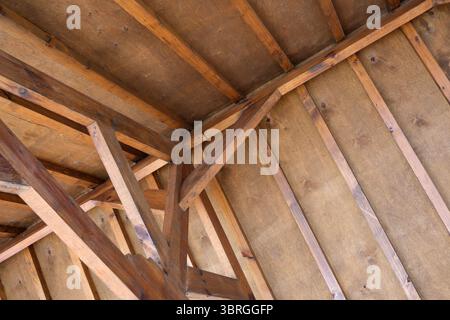 Les poutres apparentes en bois créent une atmosphère chaleureuse dans un cadre cosy. Banque D'Images