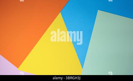 Des feuilles de papier lumineuses et vibrantes sont disposées de manière créative sur une surface douce. Banque D'Images