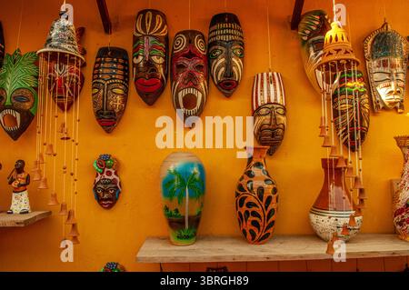 Masques abstraits et poteries cérémoniels cubains africains exposés dans une boutique de souvenirs, Trinidad, province de Sancti Spíritus, Cuba. © Kraig Lieb Banque D'Images