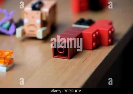 Les blocs créatifs disposés sur une table en bois inspirent des designs ludiques et amusants. Banque D'Images