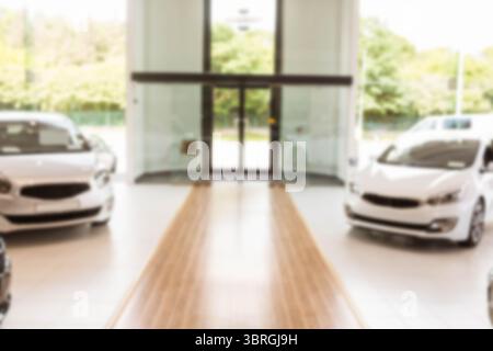 Voitures blanches garées dans la salle d'exposition Banque D'Images