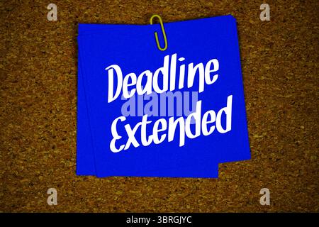 Date limite message texte étendu sur note de bâton sur fond de papier liège Banque D'Images