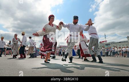 Pékin, Biélorussie. 12 juillet 2025. Les participants se produisent lors d'un concours de danse lors du 34e Festival international des arts 'Slavianski Bazaar' à Vitebsk, Biélorussie, le 12 juillet 2025. Crédit : Henadz Zhinkov/Xinhua/Alamy Live News Banque D'Images