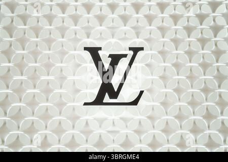 Bangkok, Thaïlande. 12 juillet 2025. Logo Louis Vuitton affiché sur un mur texturé à l'intérieur de la zone de luxe d'un centre commercial. Logos de marque et vitrines à l'intérieur des zones de luxe, de beauté, de divertissement et de restauration de Siam Paragon, l'un des centres commerciaux les plus haut de gamme de Bangkok. Les images illustrent comment le branding visuel définit l'espace commercial contemporain. Crédit : SOPA images Limited/Alamy Live News Banque D'Images
