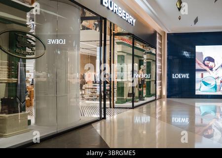 Bangkok, Thaïlande. 12 juillet 2025. Les vitrines de Burberry et Loewe dans un centre commercial. Logos de marque et vitrines à l'intérieur des zones de luxe, de beauté, de divertissement et de restauration de Siam Paragon, l'un des centres commerciaux les plus haut de gamme de Bangkok. Les images illustrent comment le branding visuel définit l'espace commercial contemporain. Crédit : SOPA images Limited/Alamy Live News Banque D'Images