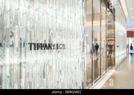 Bangkok, Thaïlande. 12 juillet 2025. Le logo Tiffany & Co affiché dans sa boutique dans la section luxe d'un centre commercial. Logos de marque et vitrines à l'intérieur des zones de luxe, de beauté, de divertissement et de restauration de Siam Paragon, l'un des centres commerciaux les plus haut de gamme de Bangkok. Les images illustrent comment le branding visuel définit l'espace commercial contemporain. Crédit : SOPA images Limited/Alamy Live News Banque D'Images