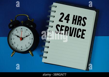 Texte de service 24 heures écrit sur papier portable avec réveil Banque D'Images