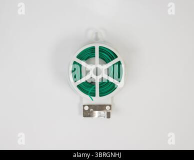 Garden Twist Tie bobine sur fond isolé blanc Banque D'Images