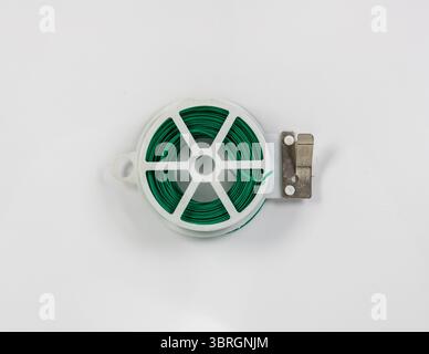 Garden Plant Twist Tie bobine avec Cutter isolé sur fond blanc Banque D'Images