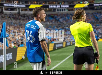 Charlotte, Caroline du Nord, États-Unis. 12 juillet 2025. Le milieu de terrain du Charlotte FC Pep BIEL (16 ans) se prépare pour un corner lors de la première moitié du match de saison régulière entre le New York City FC et le Charlotte FC au Bank of America Stadium de Charlotte, Caroline du Nord. Charlotte a battu la ville de New York 2 - 0 (crédit image : © Israel Anta via ZUMA Press Wire) USAGE ÉDITORIAL SEULEMENT ! Non destiné à UN USAGE commercial ! Banque D'Images