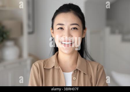 Portrait rapproché de la tête d'une jeune femme asiatique Banque D'Images