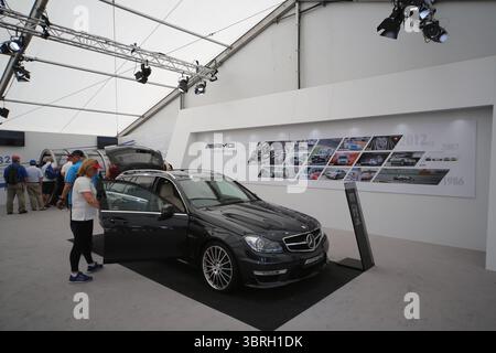 Le sponsor officiel Mercedes-Benz tente d'exposition promotionnelle de village le deuxième jour de l'Open Championship 2013, Muirfield, Scotalnd Picture Credit : Mark Newcombe / visionsingolf.com L'Open Championship 2013 (142e édition) s'est tenu du 18 au 21 juillet 2013 à Muirfield Golf Links, à Gullane, en Écosse, un lieu réputé pour récompenser la précision et punir les erreurs Banque D'Images