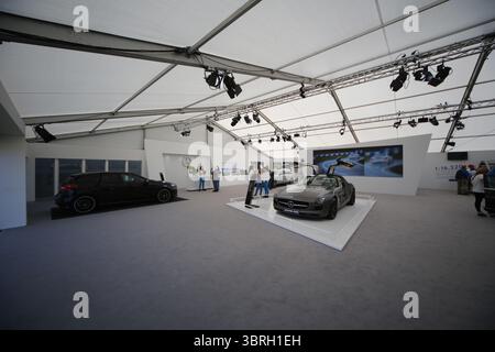 Le sponsor officiel Mercedes-Benz tente d'exposition promotionnelle de village le deuxième jour de l'Open Championship 2013, Muirfield, Scotalnd Picture Credit : Mark Newcombe / visionsingolf.com L'Open Championship 2013 (142e édition) s'est tenu du 18 au 21 juillet 2013 à Muirfield Golf Links, à Gullane, en Écosse, un lieu réputé pour récompenser la précision et punir les erreurs Banque D'Images