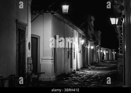 Vue nocturne en noir et blanc de Colonial Street dans la vieille ville de Paraty, Brésil Banque D'Images