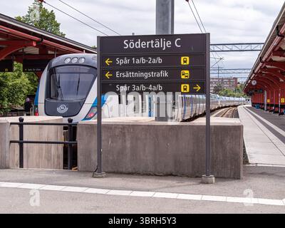 Sodertalje, Suède - 6 juin 2025 : un panneau de gare à Sodertalje C, indiquant les directions pour les quais de train et les services de remplacement. Un moderne Banque D'Images