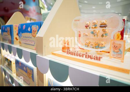 Bangkok, Thaïlande. 12 juillet 2025. Porte-clés Butterbear exposés à Buttery World marqués comme épuisés. Butterbear mania prend le contrôle de Siam Paragon à Bangkok alors que les fans se rassemblent autour de la mascotte virale thaïlandaise devenue idole d'Internet lors d'une apparition publique dans sa pâtisserie. Connue sous le nom de « Nong Noey », elle a évolué de mascotte de marque à icône de la culture pop, avec des couvertures de danse, des vidéos de réaction et des clips musicaux. Autrefois un succès parmi les touristes chinois, Butterbear charme maintenant les fans du monde entier. (Photo de Ploy Phutpheng/SOPA images/Sipa USA) crédit : Sipa USA/Alamy Live News Banque D'Images