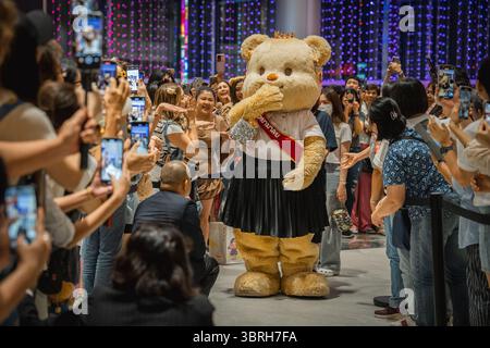 Bangkok, Thaïlande. 12 juillet 2025. Vêtue d'une tenue d'écolière, Butterbear interagit avec les fans lors de son apparition à Buttery World. Butterbear mania prend le contrôle de Siam Paragon à Bangkok alors que les fans se rassemblent autour de la mascotte virale thaïlandaise devenue idole d'Internet lors d'une apparition publique dans sa pâtisserie. Connue sous le nom de « Nong Noey », elle a évolué de mascotte de marque à icône de la culture pop, avec des couvertures de danse, des vidéos de réaction et des clips musicaux. Autrefois un succès parmi les touristes chinois, Butterbear charme maintenant les fans du monde entier. (Photo de Ploy Phutpheng/SOPA images/Sipa USA) crédit : Sipa USA/Alamy Live News Banque D'Images