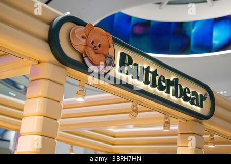 Bangkok, Thaïlande. 12 juillet 2025. Un panneau d'affichage présentant des présentoirs Butterbear dans la section pâtisserie et marchandise de la boutique. Butterbear mania prend le contrôle de Siam Paragon à Bangkok alors que les fans se rassemblent autour de la mascotte virale thaïlandaise devenue idole d'Internet lors d'une apparition publique dans sa pâtisserie. Connue sous le nom de « Nong Noey », elle a évolué de mascotte de marque à icône de la culture pop, avec des couvertures de danse, des vidéos de réaction et des clips musicaux. Autrefois un succès parmi les touristes chinois, Butterbear charme maintenant les fans du monde entier. (Photo de Ploy Phutpheng/SOPA images/Sipa USA) crédit : Sipa USA/Alamy Live News Banque D'Images