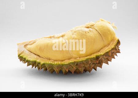 Gros plan d'un fruit de durian coupé sur un fond blanc Banque D'Images
