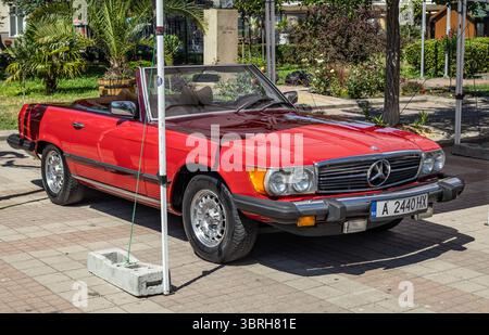 Pomorie, Burgas, Bulgarie - juillet 2025 : Mercedes SL décapotable rétro sur l'événement Classic Cars à Pomorie, Burgas, Bulgarie Banque D'Images