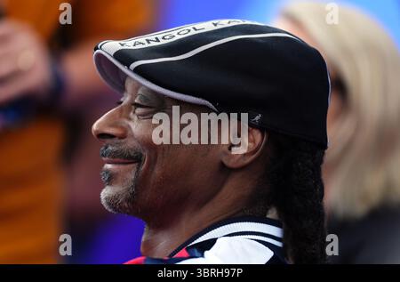 Photo du dossier datée du 09-08-2024 du rappeur américain Snoop Dogg qui a dévoilé le nouveau kit de Swansea avec le club gallois en train de creuser de façon ludique chez Ryan Reynolds, le propriétaire hollywoodien de Wrexham. Date d'émission : dimanche 13 juillet 2025. Banque D'Images
