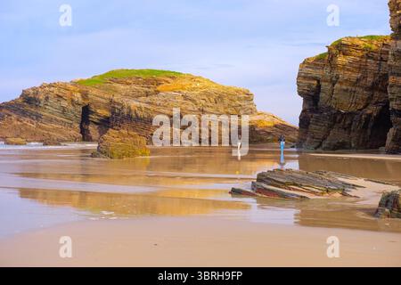 praia das catedrais : majestueuses arches rocheuses naturelles et grottes sur une plage à marée basse Banque D'Images