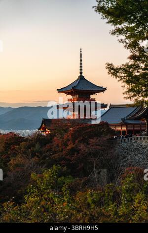 Vue panoramique dans le temple Kiyomizu-dera au coucher du soleil pendant la saison d'automne. Kyoto, Japon. Banque D'Images