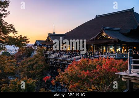 Vue panoramique dans le temple Kiyomizu-dera au coucher du soleil pendant la saison d'automne. Kyoto, Japon. Banque D'Images